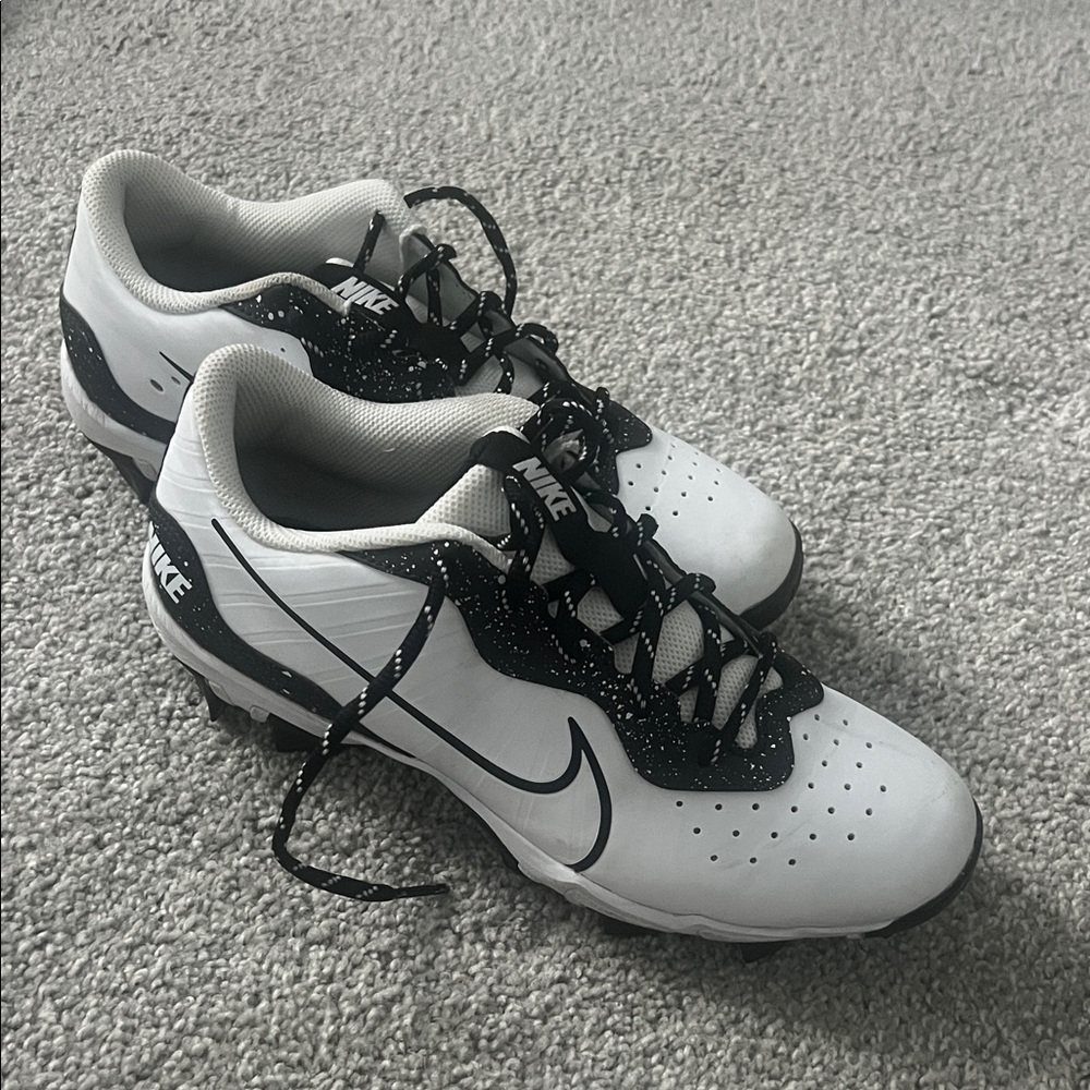 Nike Men’s White and Black Athletic Cleats with Speckled Lacing